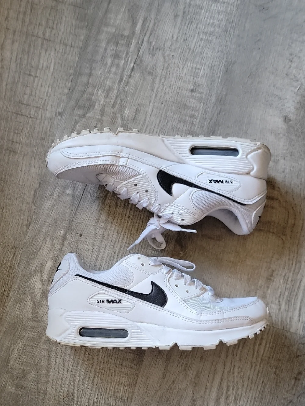 Women's 8.5 Nike White and Black Air Max Sneakers